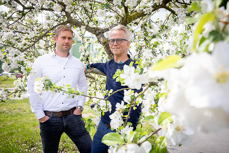 Jacob und Stefan Voelkel stehen auf einer 