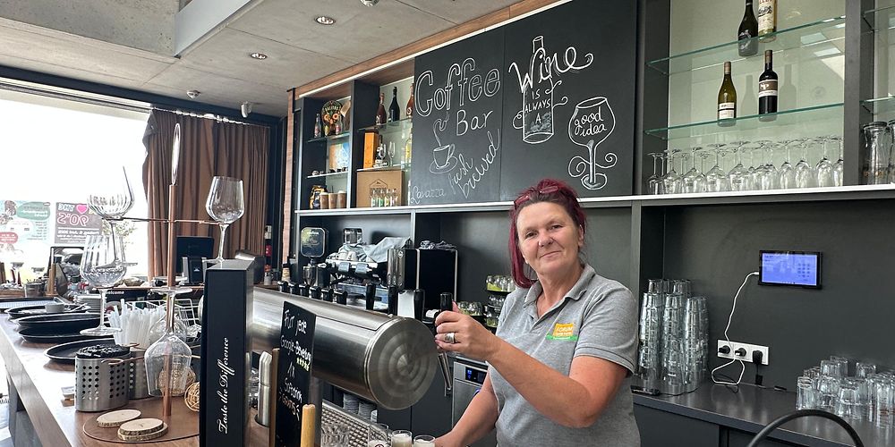 Servicekraft Bianka Kallage zapft an der Theke im Forum: terra nova ein Glas Bier. 