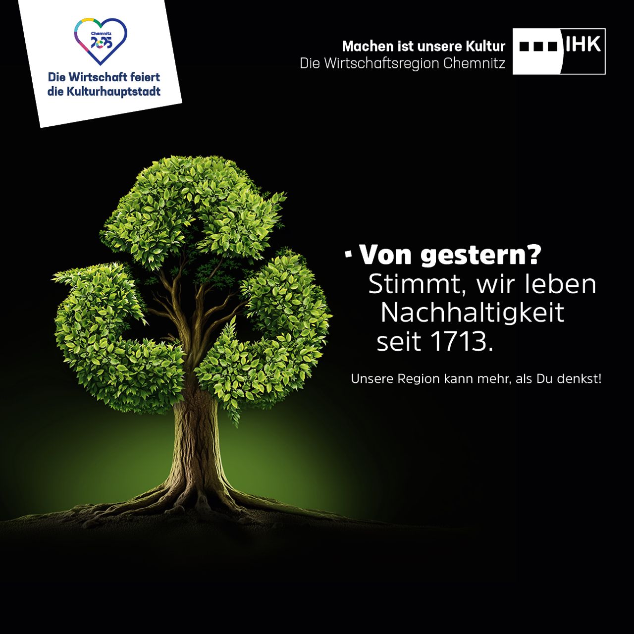 Baum mit grünen Blättern in Form eines Recyling-Zeichens