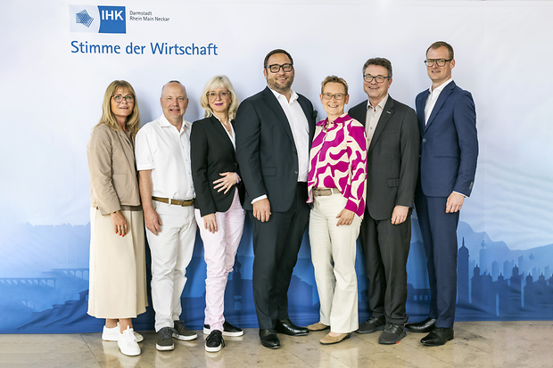 Von links: Das IHK-Präsidium mit Elfi Broschard, Rainer Fischer, Ulrike Jakobi, Christian Jöst, Barbara Eichelmann-Klebl, Matthias Bürk sowie IHK-Hauptgeschäftsführer Robert Lippmann.
Gruppenbild des IHK-Präsidiums mit dem Hauptgeschäftsführer