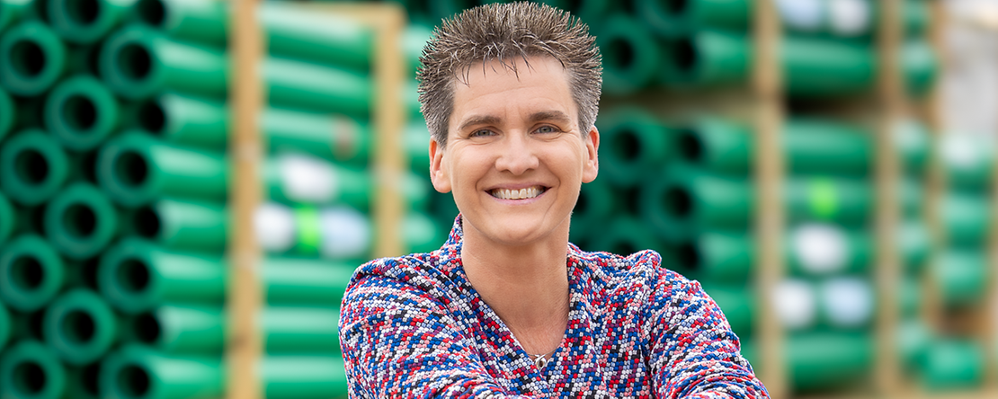 Porträt Cécile Meyer-Bartsch vor grünen Rohren unscharf im Hintergrund