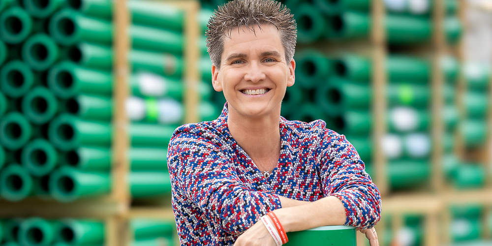 Porträt Cécile Meyer-Bartsch vor grünen Rohren unscharf im Hintergrund