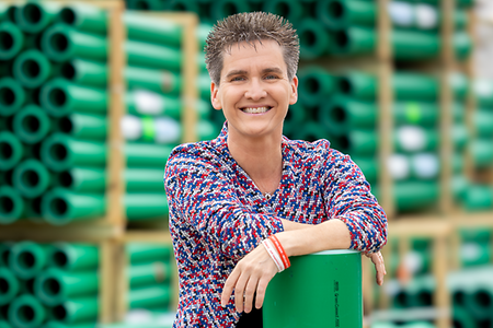Portr&auml;t C&eacute;cile Meyer-Bartsch vor gr&uuml;nen Rohren unscharf im Hintergrund