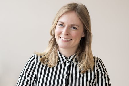 Portr&auml;t von Nina Cziommer an einem Tisch sitzend