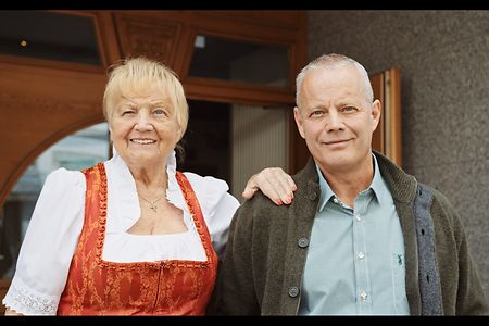 Ilona und Sven K&ouml;nig stehen vor ihrem Altstadthotel in Leverkusen. 
