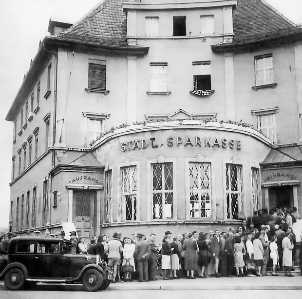 Am 20. Juni 1948 wurde die Deutsche Mark eingeführt. Vor der Geschäftsstelle Kunigundendamm bildete sich damals eine lange Warteschlange.