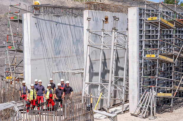 Für den 200 Meter langen Tunnel werden 4300 Kubikmeter Beton verbaut.
Bauarbeiter stehen vor den Beton-Tunnelwänden