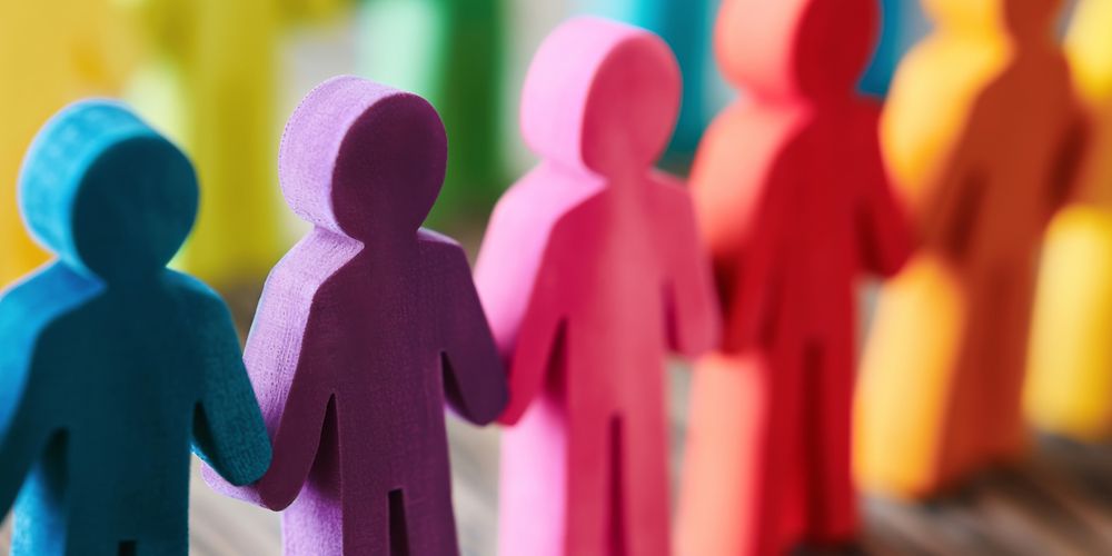 Bunte Filzm&auml;nnchen halten sich an den H&auml;nden