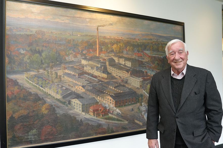 Dr. Peter von M&ouml;ller, IHK-Ehrenpr&auml;sident, vor einem Gem&auml;lde des M&ouml;llerGroup-Standorts um 1905