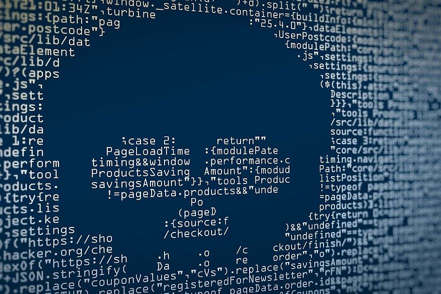Bildschirm zeigt Computercode, der auf einen Virus hinweist.