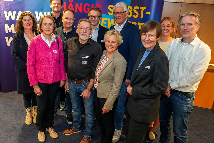 Akteure von IHK sowie der Kooperationsunternehmen und -schulen schauen in die Kamera.