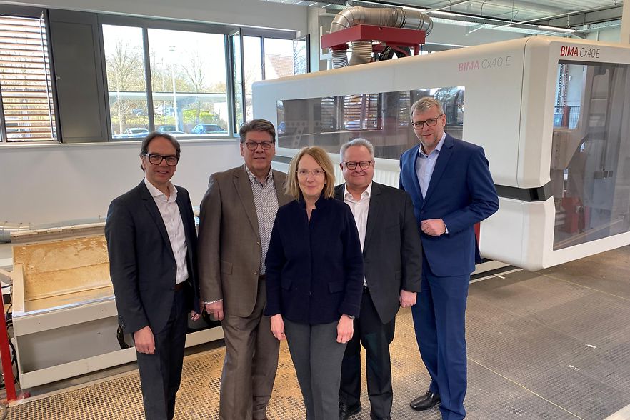 Gruppenfoto der Beteiligten in der Lehrfabrik der M&ouml;belindustrie in L&ouml;hne
