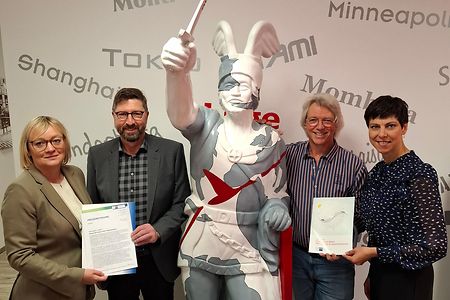 Das Foto zeigt Personen bei der Vorstellung des IHK-Positionspapiers zum Thema Verkehr.