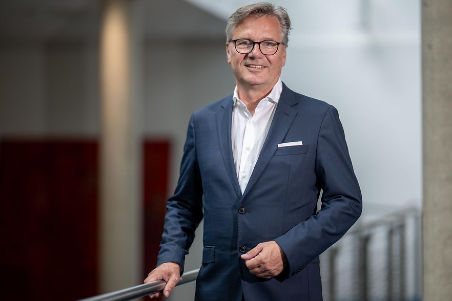IHK-Pr&auml;sident J&ouml;rn Wahl-Schwentker im blauen Anzug stehend