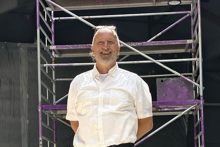Lars Bracker, Inhaber des Eventb&uuml;ros, in der leeren Halle400 in Kiel