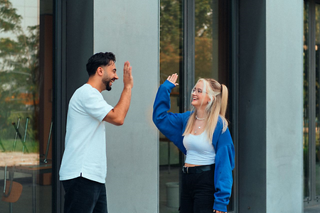 zwei Jugendliche begrüßen sich (high five)