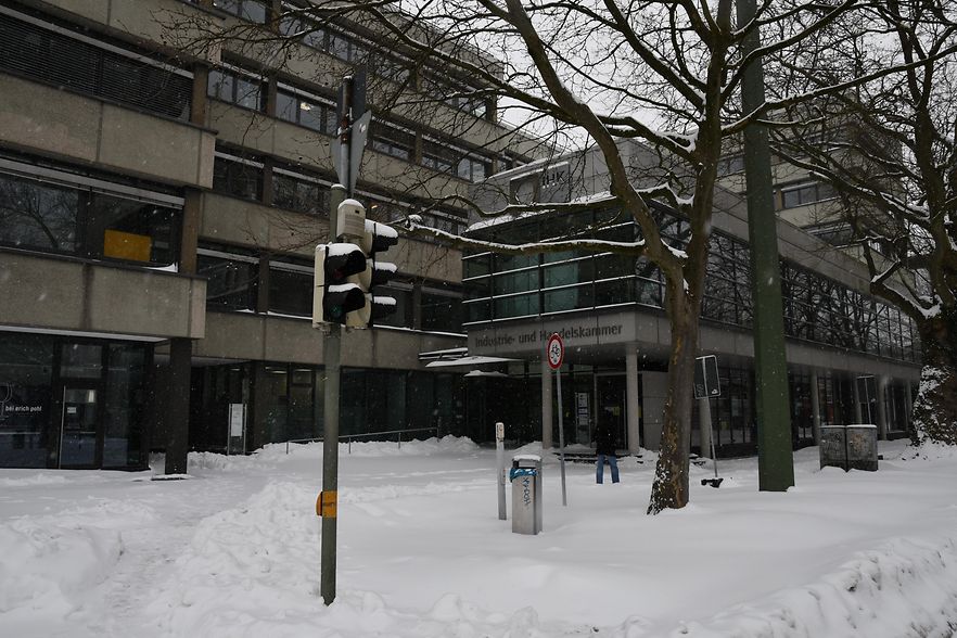 Das Geb&auml;ude der IHK Ostwestfalen in Bielefeld im Winter mit Schnee