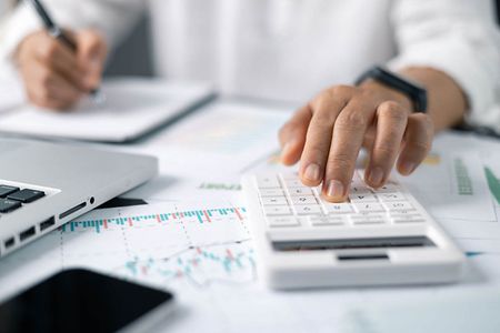 Finanzierung_Taschenrechner_Doidam 10_shutterstock_Inet