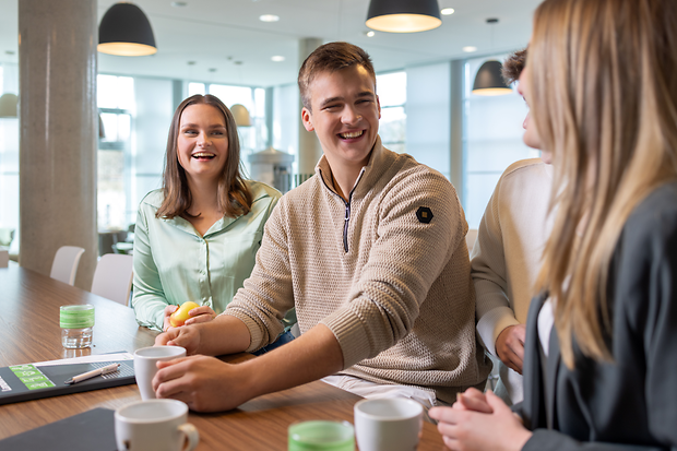 Insgesamt bildet AGRAVIS im Jahr 2025 rund 614 junge Talente in 18 verschiedenen Berufen aus – darunter auch duale Studiengänge.
Azubis von Agravis