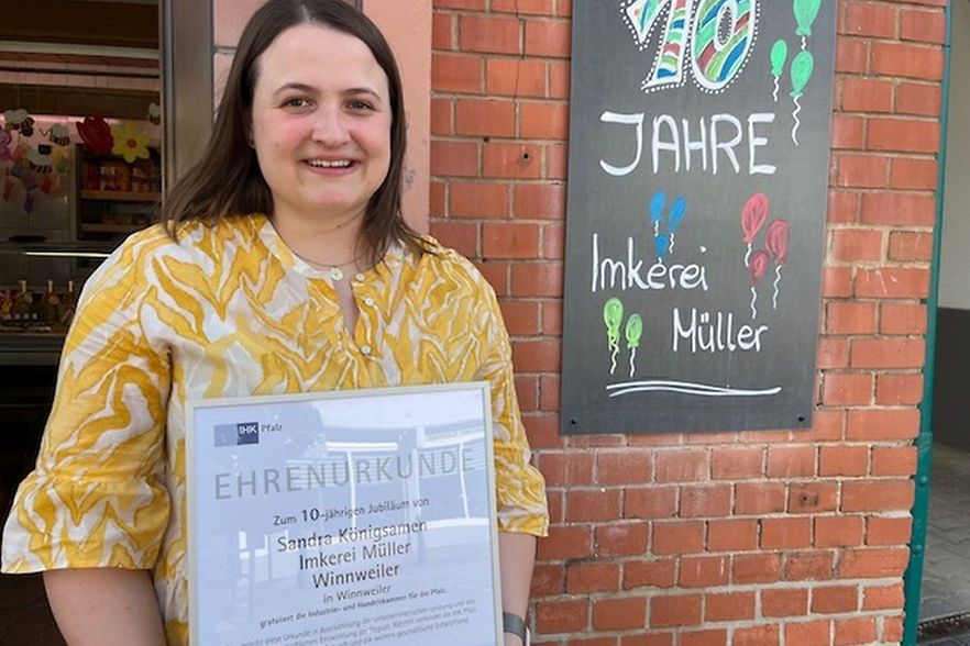Sandra K&ouml;nigsamen vor dem Gesch&auml;ft, einer ehemaligen Metzgerei in Winnweiler