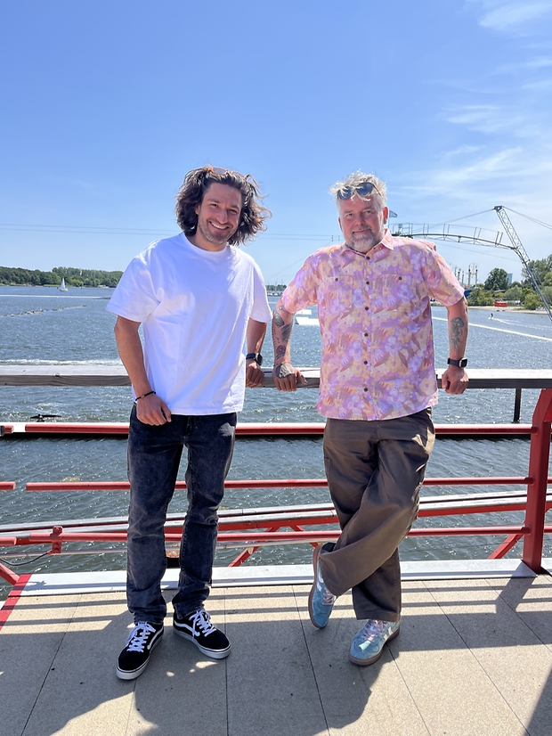 Lars Pastoor und Hans Jensen, geschäftsführende Gesellschafter der Never Stop Playing Verwaltungs GmbH, freuen sich darüber, dass ihre Wassersportanlage im Rostocker IGA-Park so gut angenommen wird.
Zwei Männer stehen auf einem Steg, im Hintergrund Wasser