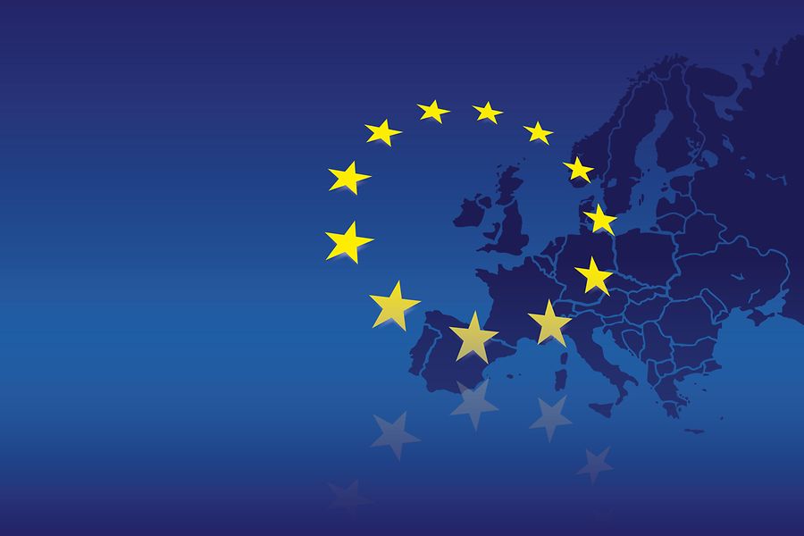 12 goldene EU-Sterne vor blauer Europakarte.