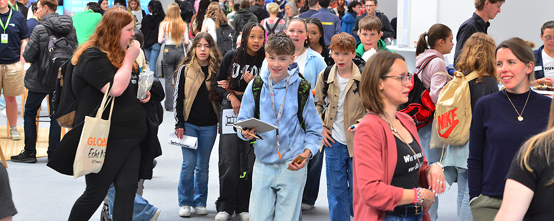 Besucher der Berufsinfomesse in Worms im Mai 2025