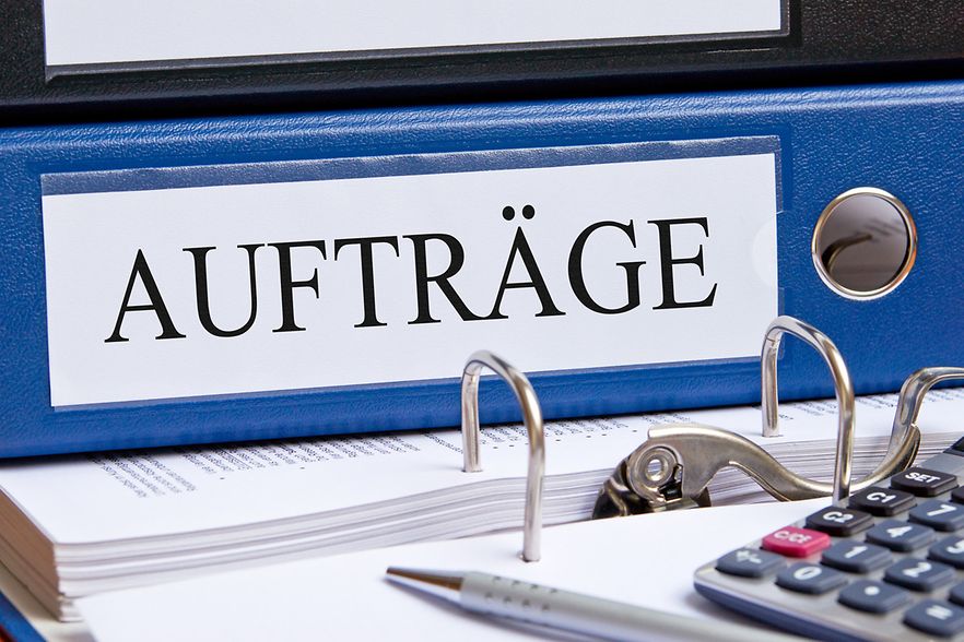 Blauer Ordnerr&uuml;cken mit der Aufschrift Auftr&auml;ge