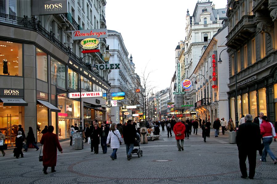 Fußgänger auf einer Einkaufsstraße