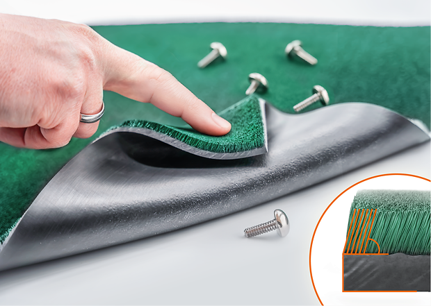 Hand hält Teppich mit Schrauben drauf