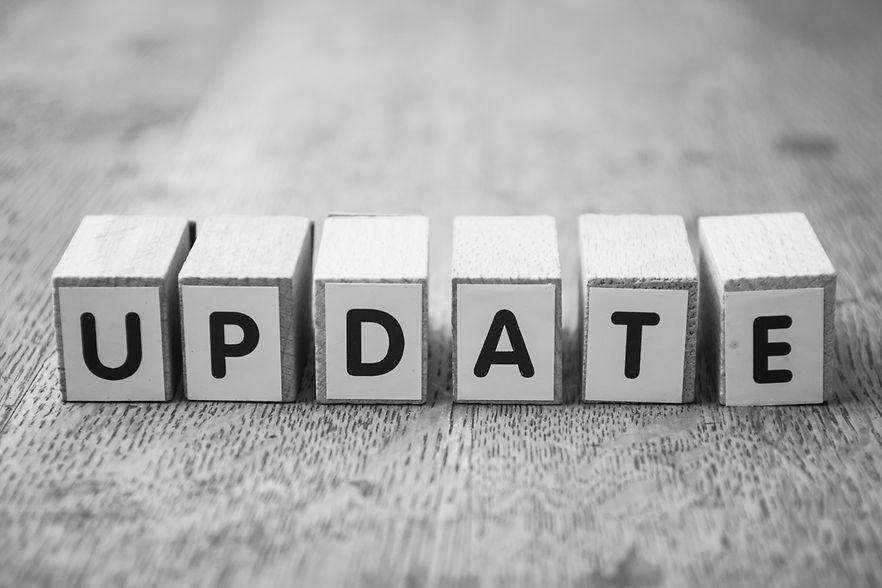 Sechs W&uuml;rfel mit dem Wort Update in Schwarz-Wei&szlig; 