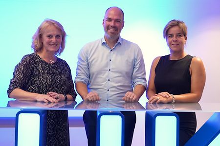 Monika Lichtinghagen-Wirths (von links), Hendrik Pilatzki und NRW-Wirtschaftsministerin Mona Neubaur. 