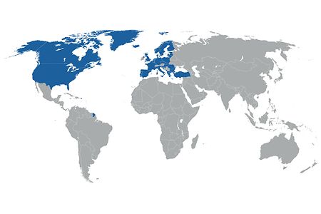 Weltkarte mit blau markierten NATO-Staaten.