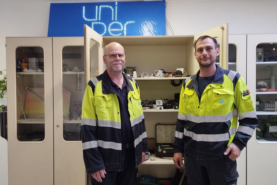 Stefan Burgard und Florian Tippelt stehen vor ge&ouml;ffneten Werkzeugschrank.