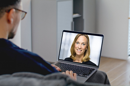 Rechtsanwältin Andrea Ringle im Laptop