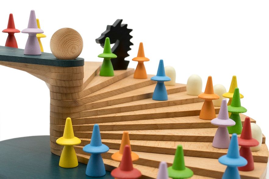 Holztreppe mit vielen bunten Spielsteinen