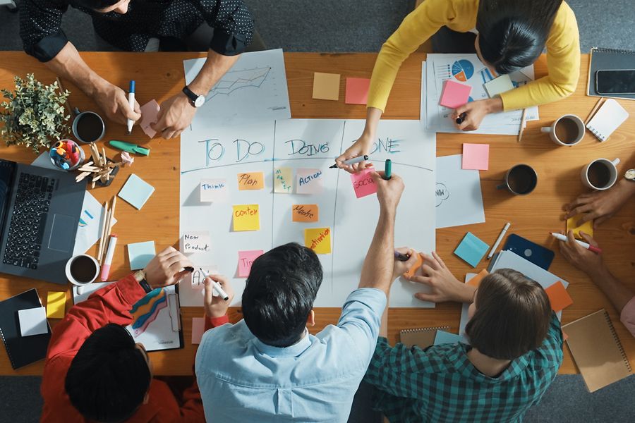Arbeitskollegen erarbeiten einen Arbeitsplan