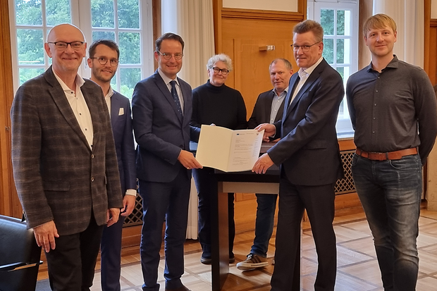 Prof. Dr. Martin Winter (Wissenschaftliche Leitung des MEET Batterieforschungszentrums), Philipp Esser (Dezernent der Bezirksregierung Münster), Regierungspräsident Andreas Bothe, Dr. Adrienne Hammerschmidt (MEET Batterieforschungszentrum), Dr. Falko Schappacher (MEET Batterieforschungszentrum), Rektor Prof. Dr. Johannes Wessels, Dr. Simon Wiemers-Meyer (MEET Batterieforschungszentrum) (v.l.).
Gruppenbild