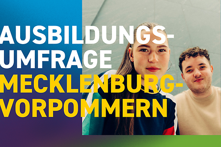im Vordergrund die Aufschrift Ausbildungsumfrage MV, im Hintergrund 2 lachende Jugendliche