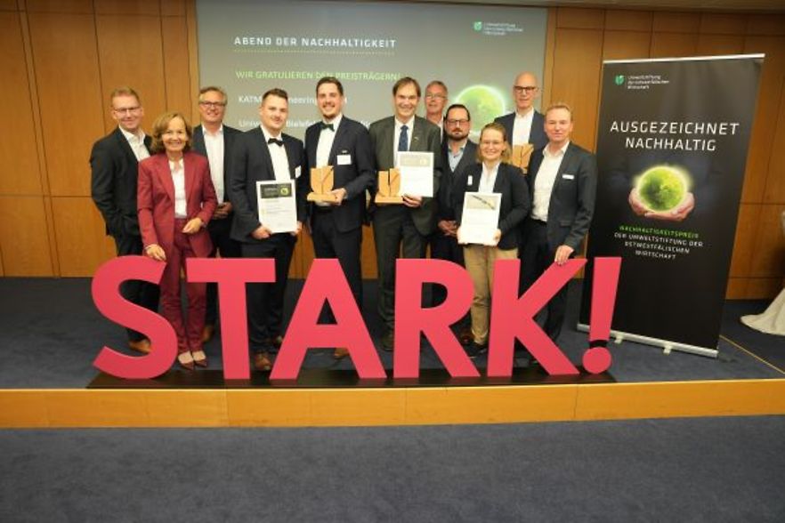 Gruppenfoto der Preistr&auml;ger des Nachhaltigkeitspreises mit Urkunden und Troph&auml;en