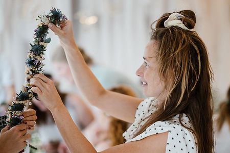 Patricia Flechsig bindet einen Blumenkranz
