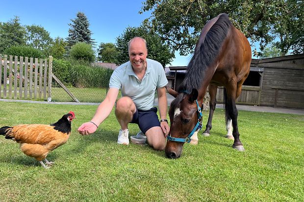 Torben Rapp mit Huhn und Pferd im Garten