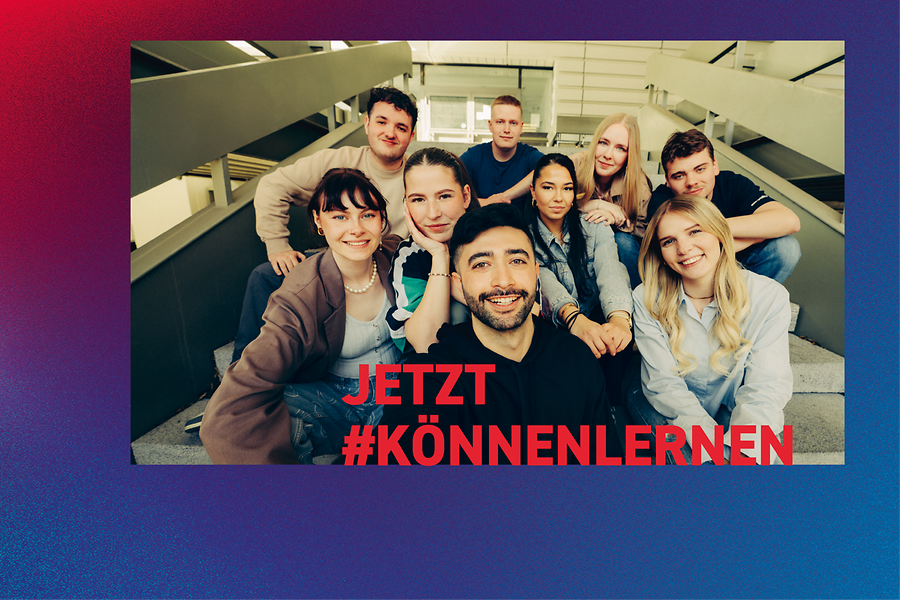 Jugendliche lächeln in die Kamera rechts unten die Aufschrift Jetzt #könnenlernen