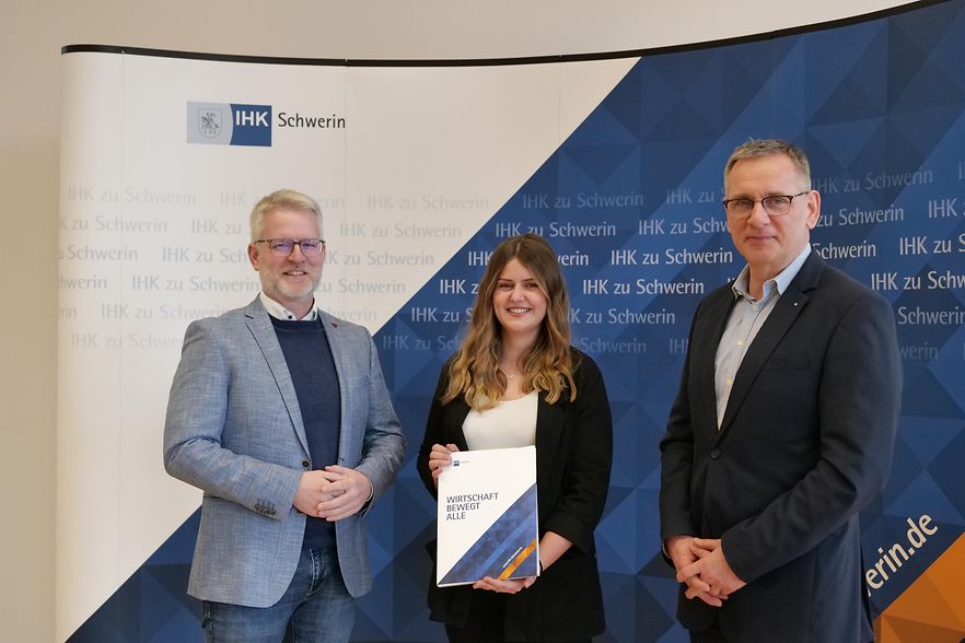 Frau erh&auml;lt Weiterbildungsstipendium