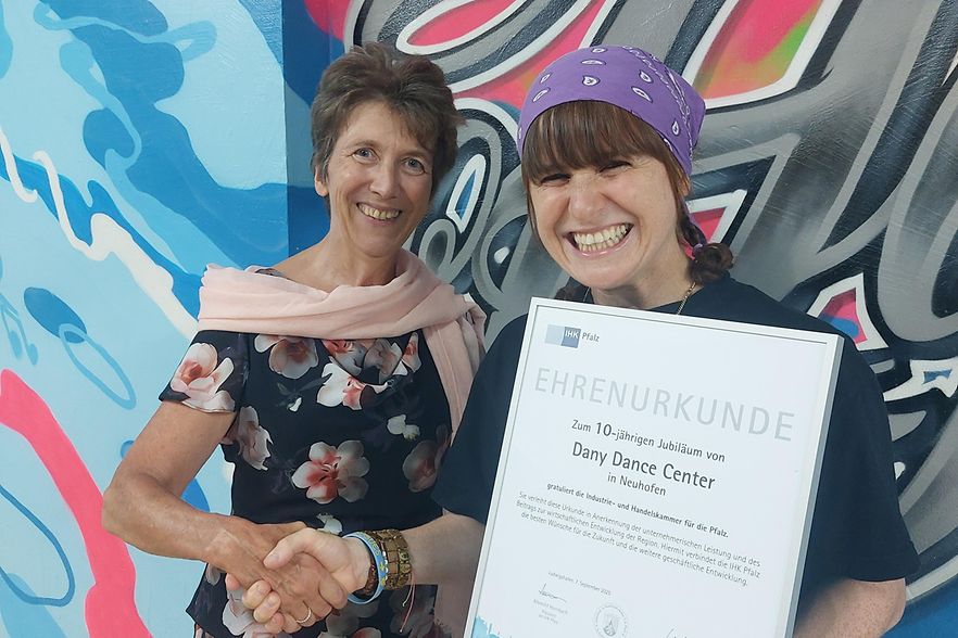 IHK-Vertreterin Angela Cimniak mit Studio-Inhaberin Dany Lahdo.