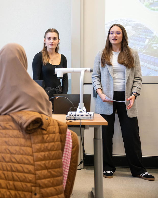 Nina & Annika machen eine Ausbildung bei VIVAWEST. Als Ausbildungsbotschafter berichten sie auf Augenhöhe von ihren Erfahrungen in der Ausbildung.
2