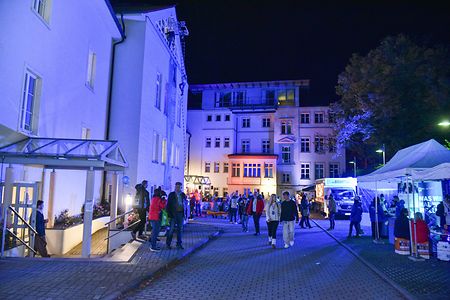 Der Innenhof des IHK-Bildungszentrums sch&ouml;n beleuchtet und gut besucht.