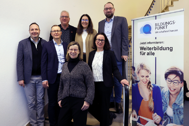 Mehrere Menschen bei Er&ouml;ffnung Bildungspunkt Kassel 