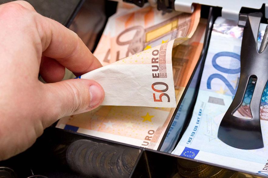 Geld_aus_Kasse_Patryk_Kosmider_shutterstock_Inet