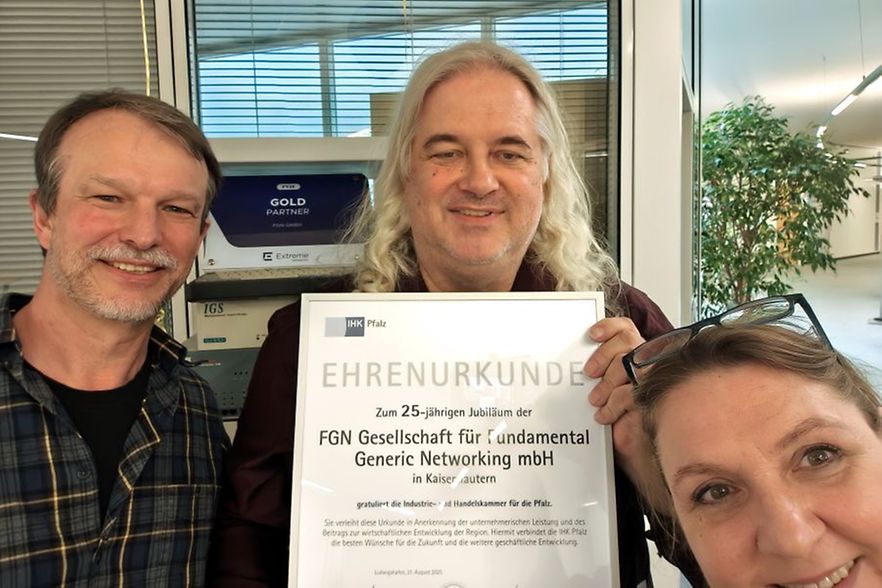 Die Gesch&auml;ftsf&uuml;hrer Volker Bauer und J&ouml;rg Mayer von der fgn GmbH mit Veronika Pommer